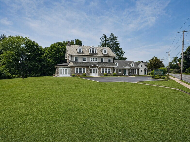 678 Ferne Blvd, Drexel Hill, PA à vendre - Photo principale – Image 1 sur 71