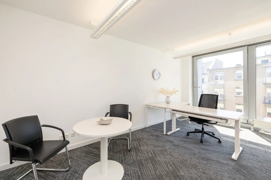 655 Rue René Descartes, Aix-en-Provence à louer - Photo de l’immeuble – Image 2 sur 10