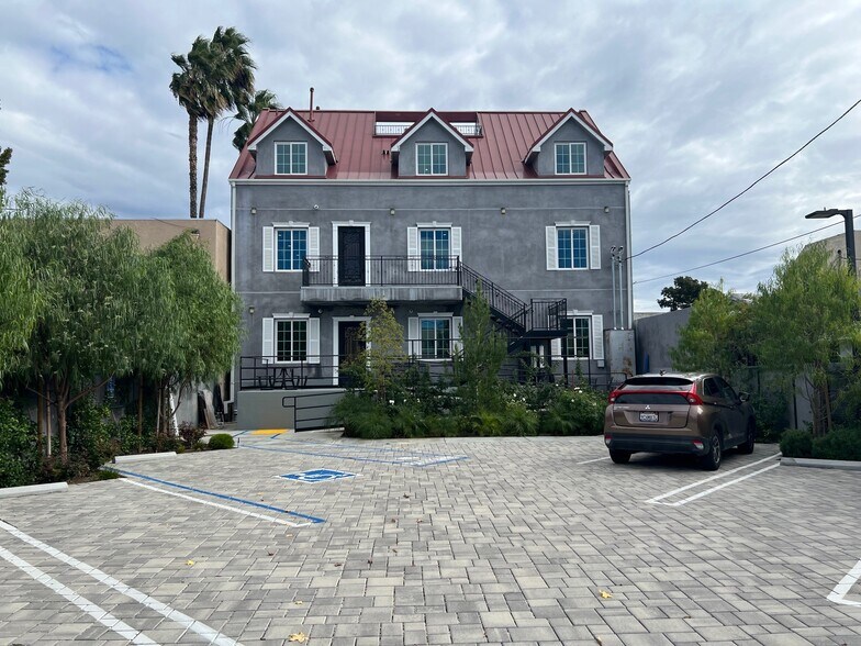 7053 Owensmouth Ave, Canoga Park, CA à louer - Photo de l’immeuble – Image 2 sur 19