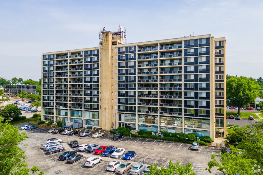 300 E Lancaster Ave, Wynnewood, PA à louer - Photo de l’immeuble – Image 2 sur 6