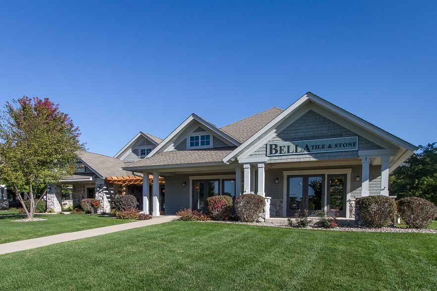 201 Geneva National Ave, Lake Geneva, WI à vendre - Photo de l’immeuble – Image 3 sur 50
