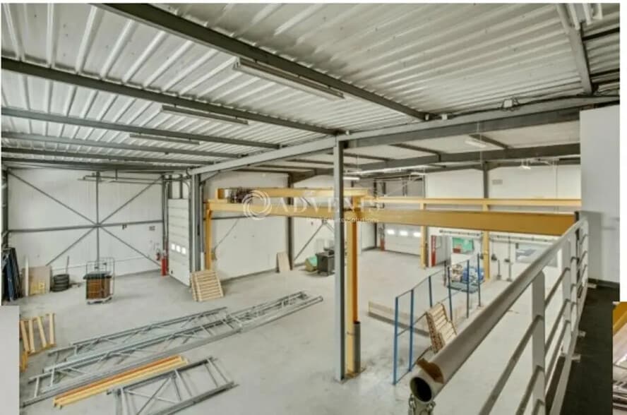 Local d’activités dans Voisins-le-Bretonneux à louer - Photo de l’immeuble – Image 2 sur 5