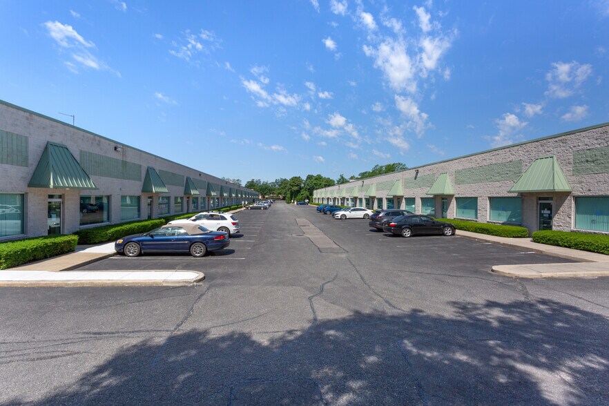 1361 Lincoln Ave, Holbrook, NY à louer - Photo de l’immeuble – Image 1 sur 10