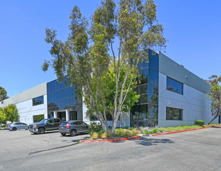 1230 Avenida Chelsea, Vista, CA à louer - Photo de l’immeuble – Image 3 sur 9