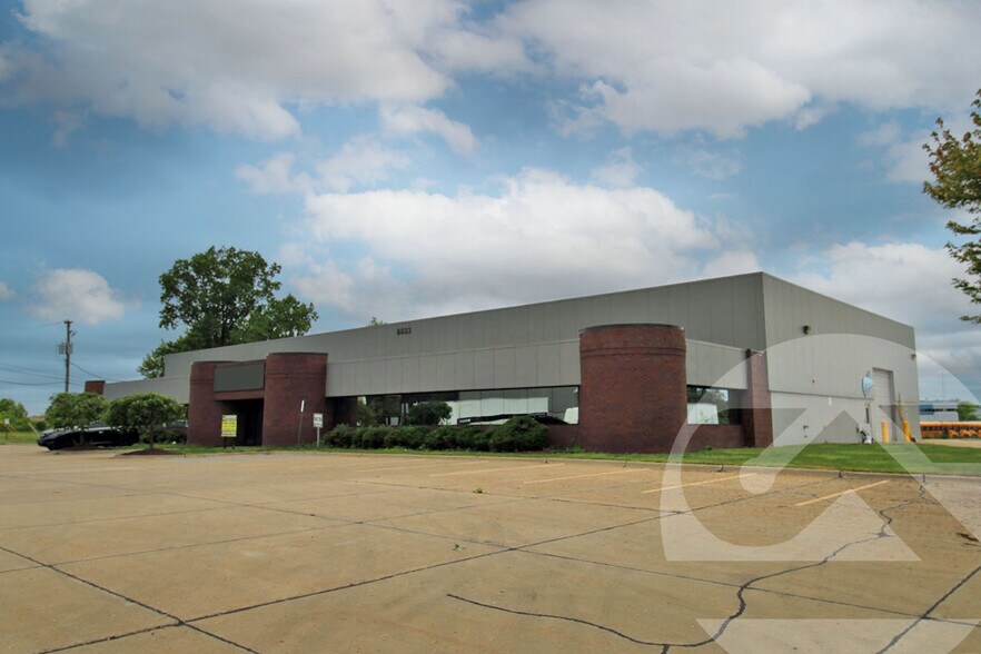 6533 Sims Dr, Sterling Heights, MI à louer - Photo de l’immeuble – Image 1 sur 1