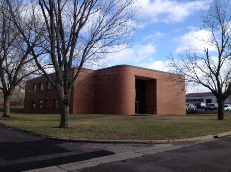 1280 W Clairemont Ave, Eau Claire, WI à louer - Photo de l’immeuble – Image 3 sur 10