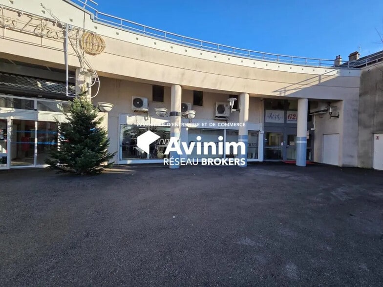 Local commercial dans Oyonnax à vendre - Photo de l’immeuble – Image 2 sur 10