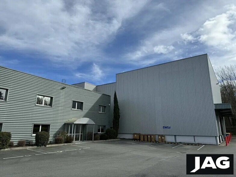 Local d’activités dans Lozanne à louer - Photo de l’immeuble – Image 2 sur 15