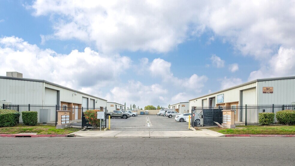 2695 N Sunnyside Ave, Fresno, CA à louer - Photo de l’immeuble – Image 2 sur 10