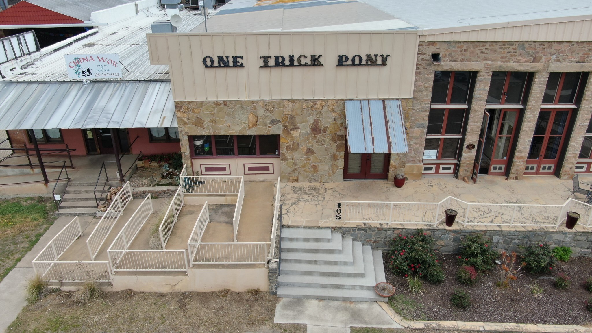 105 E Grayson St, Llano, TX à vendre Photo principale– Image 1 sur 74