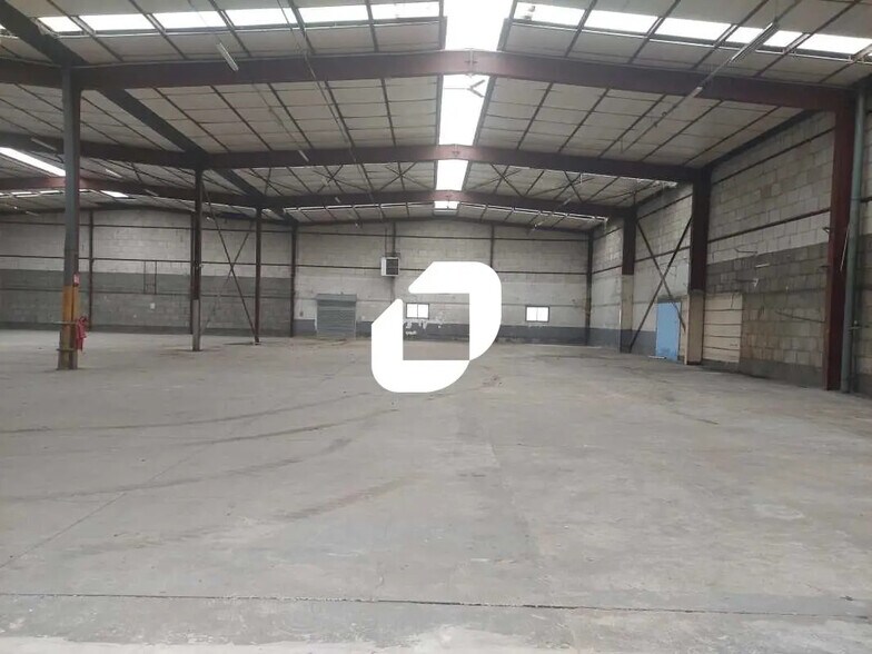 Bureau dans Plaisir à louer - Photo de l’immeuble – Image 1 sur 11