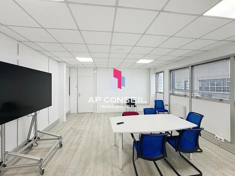 Bureau dans Élancourt à louer - Photo de l’immeuble – Image 3 sur 7