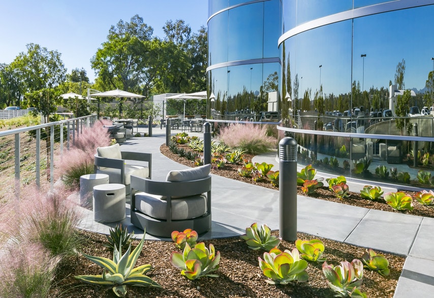 28202 Cabot Rd, Laguna Niguel, CA à louer - Photo de l’immeuble – Image 2 sur 43