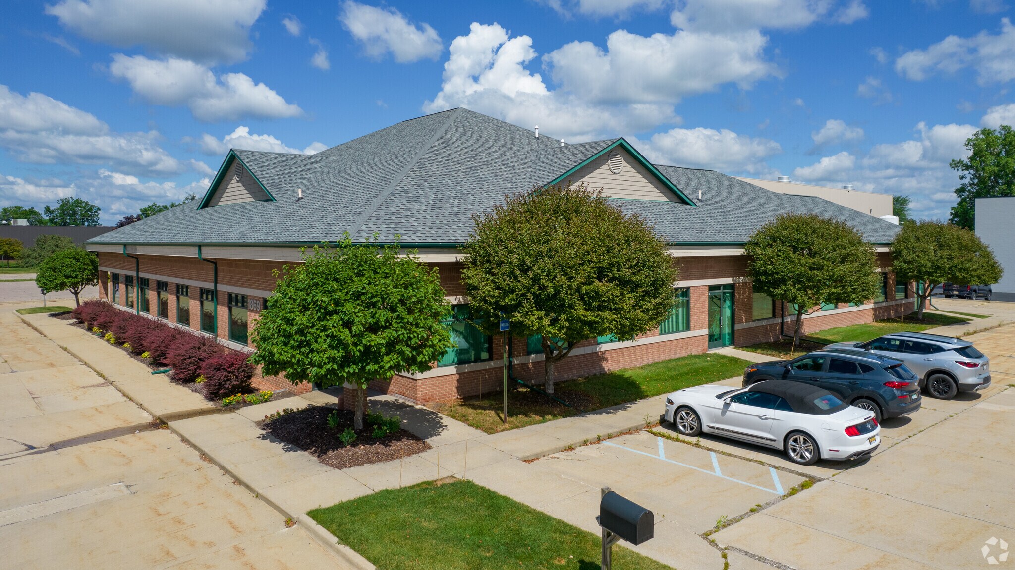 1869 E Maple Rd, Troy, MI à louer Photo principale– Image 1 sur 7