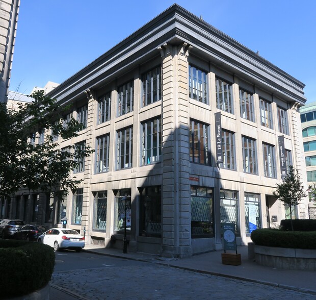 19 Rue Le Royer O, Montréal, QC à louer - Photo de l’immeuble – Image 1 sur 9