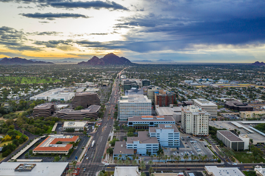 2201 E Camelback Rd, Phoenix, AZ à louer - Photo de l’immeuble – Image 1 sur 8