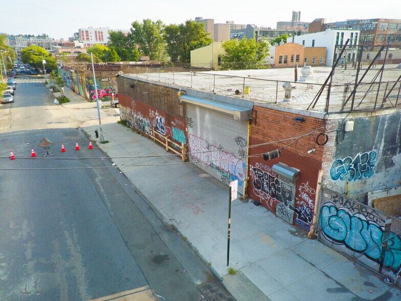 275 Boerum St, Brooklyn, NY à vendre - Photo de l’immeuble – Image 3 sur 7