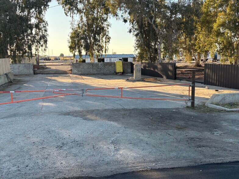 6715 W 6th St, Rio Linda, CA à louer - Photo de l’immeuble – Image 2 sur 13