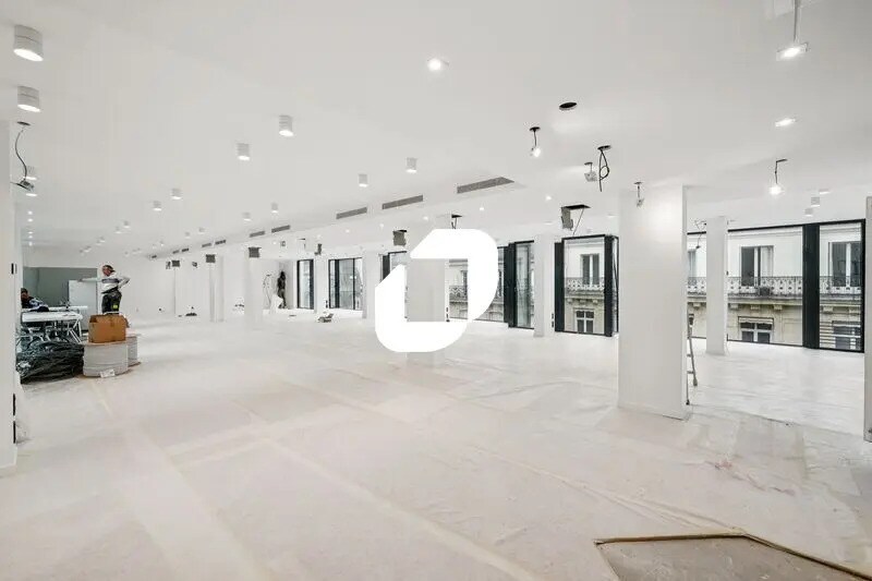 47 Rue De Ponthieu, Paris à louer - Photo de l’immeuble – Image 3 sur 11