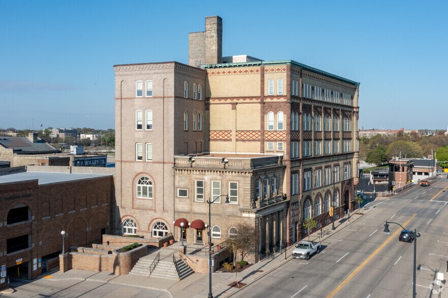 222 Main St, Racine, WI à louer - Photo de l’immeuble – Image 3 sur 10