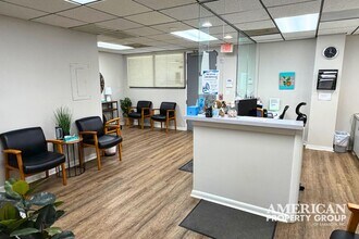 1945 Versailles St, Sarasota, FL à louer Photo intérieure– Image 2 sur 14