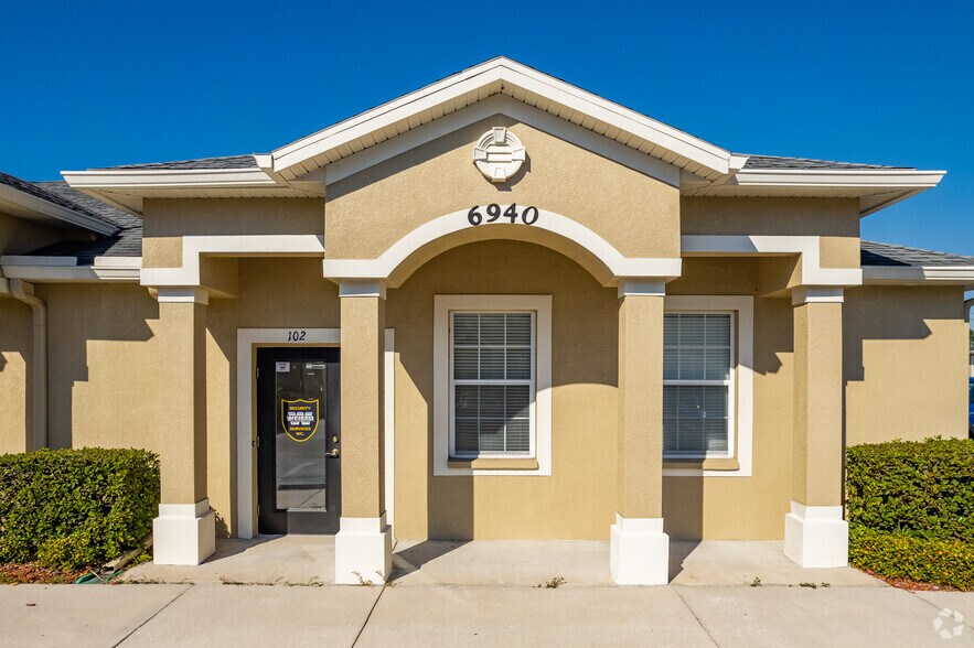 6940 W Linebaugh Ave, Tampa, FL à louer - Photo de l’immeuble – Image 2 sur 7