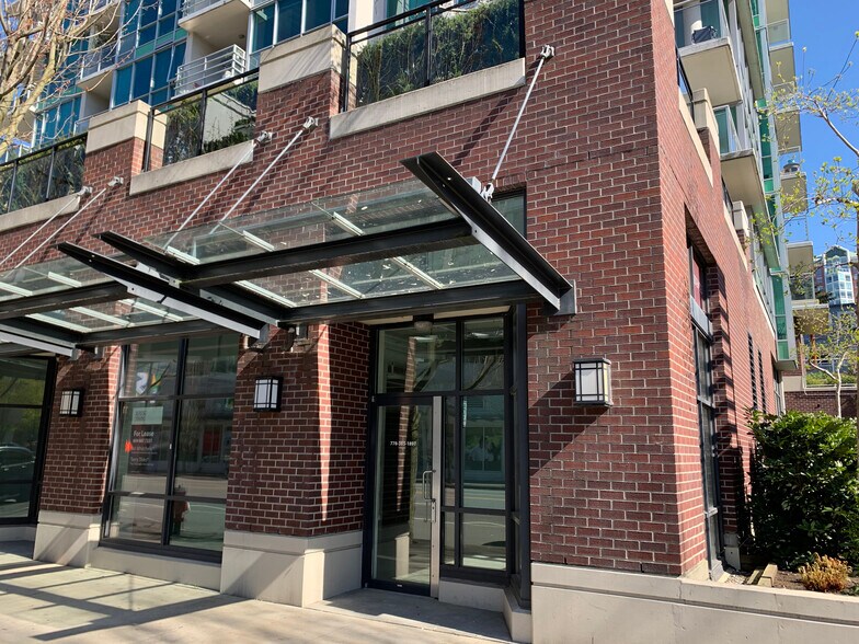 140-142 E Esplanade, North Vancouver, BC à louer - Photo de l’immeuble – Image 1 sur 6