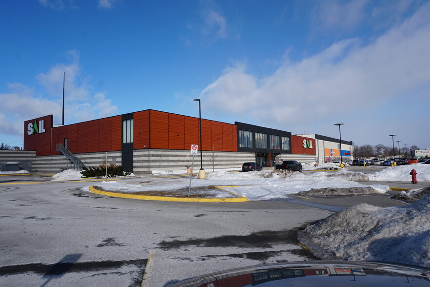 150 Holiday Inn Dr, Cambridge, ON à vendre - Photo de l’immeuble – Image 1 sur 11