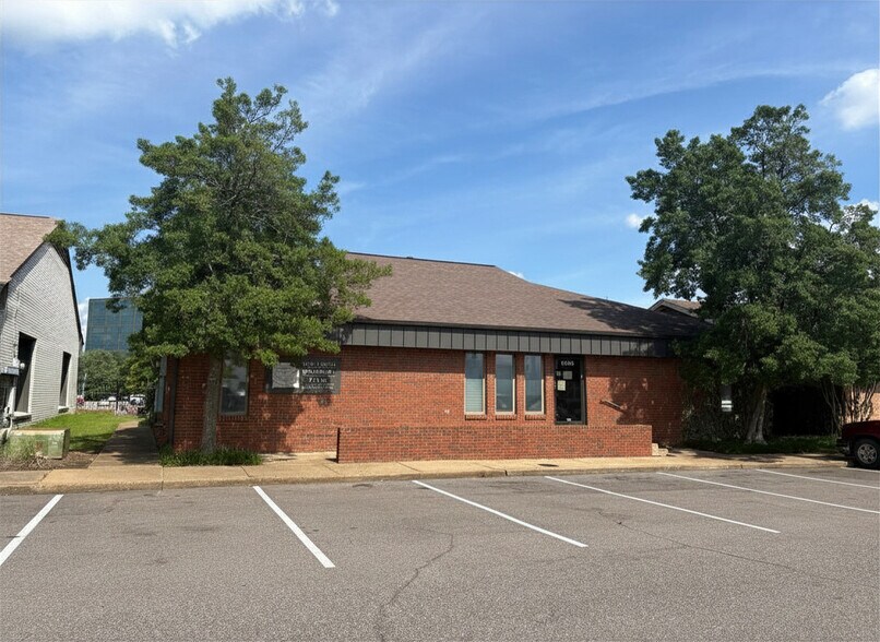 6266 Poplar Ave, Memphis, TN à louer - Photo de l’immeuble – Image 1 sur 1