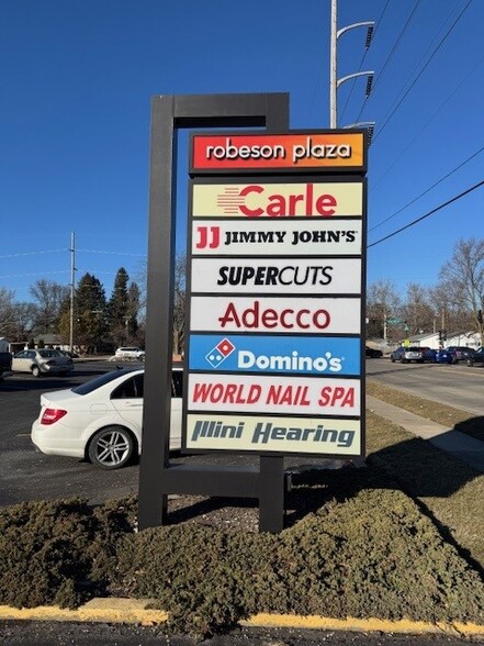 1801 W Kirby Ave, Champaign, IL à louer - Photo de l’immeuble – Image 2 sur 2