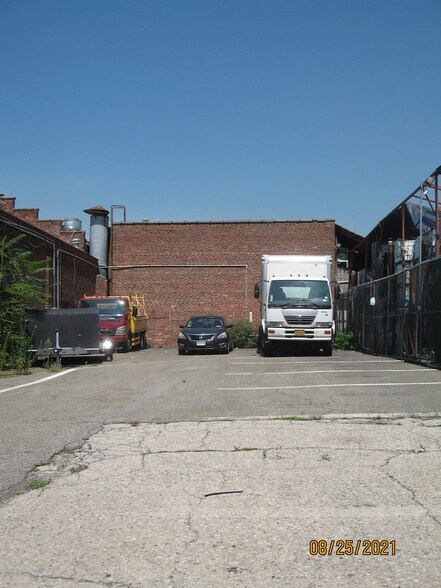 77 Lombardy St, Brooklyn, NY à louer - Photo de l’immeuble – Image 1 sur 4