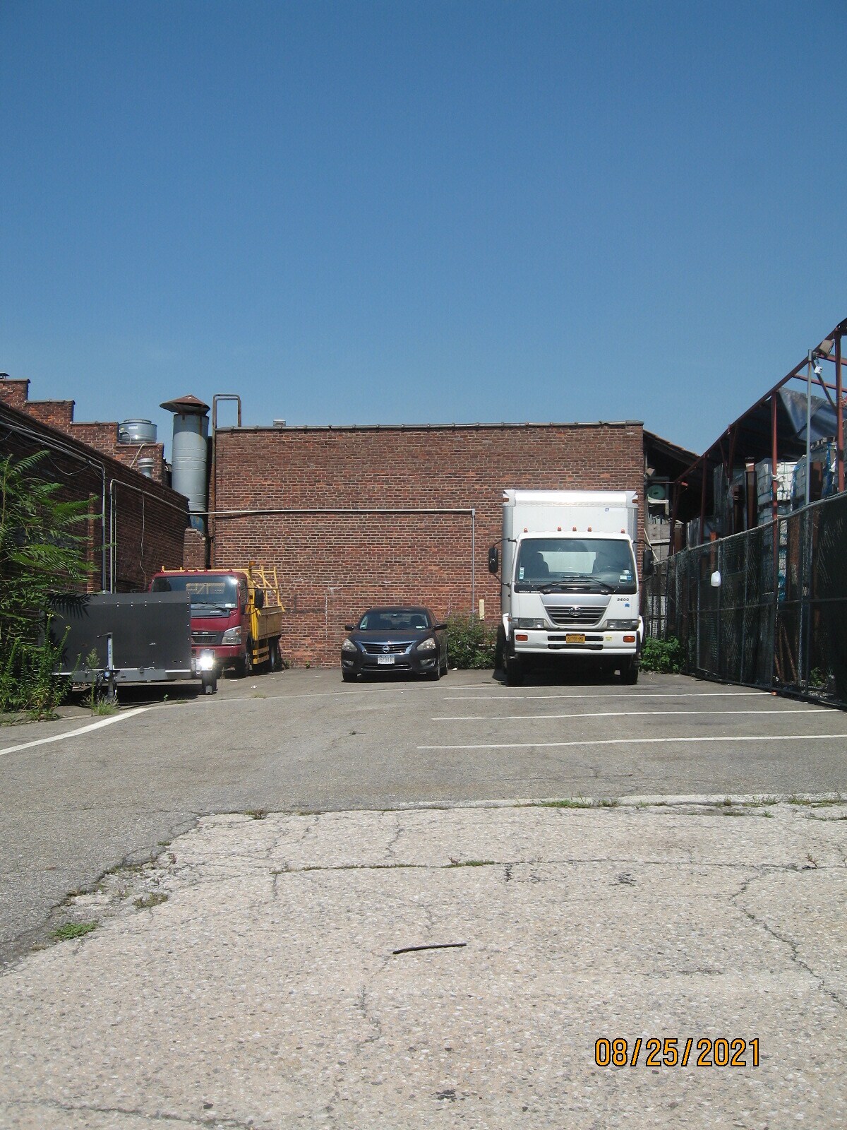 77 Lombardy St, Brooklyn, NY à louer Photo de l’immeuble– Image 1 sur 5