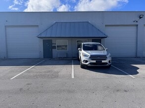 2696 NW 31st Ave, Lauderdale Lakes, FL à louer Photo de l’immeuble– Image 1 sur 5