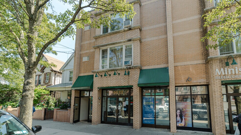 46-13 104th St, Corona, NY à vendre - Photo de l’immeuble – Image 2 sur 33
