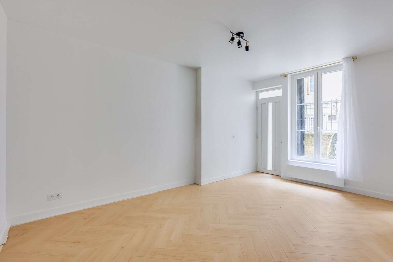 Paris, PAR 75009 -  -  - Photo intérieure - Image 1 of 12