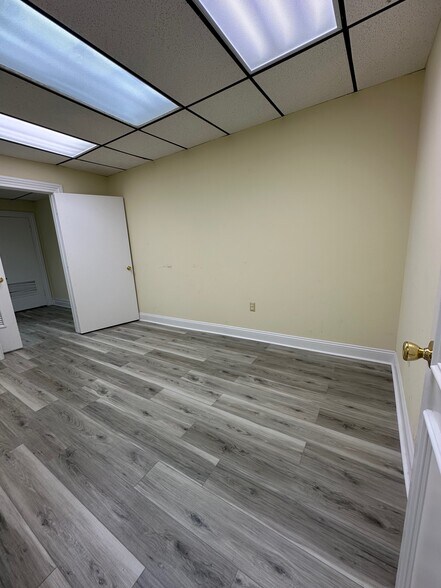 1804 Oak Tree Rd, Edison, NJ à louer - Photo de l’immeuble – Image 3 sur 15