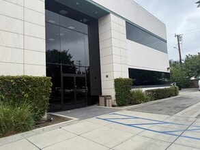 201 E Huntington Dr, Monrovia, CA à louer Photo de l’immeuble– Image 2 sur 21