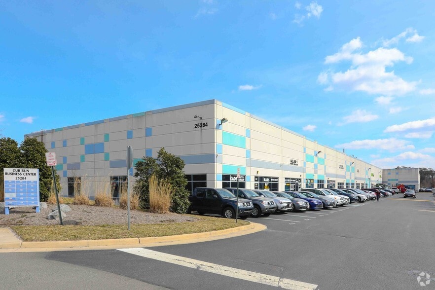 25284 Pleasant Valley Rd, Chantilly, VA à louer - Photo principale – Image 1 sur 5