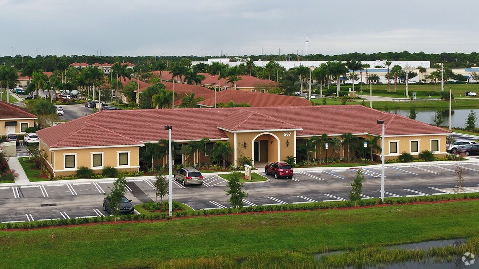 567 NW Lake Whitney Pl, Port Saint Lucie, FL à vendre - Photo de l’immeuble – Image 3 sur 20