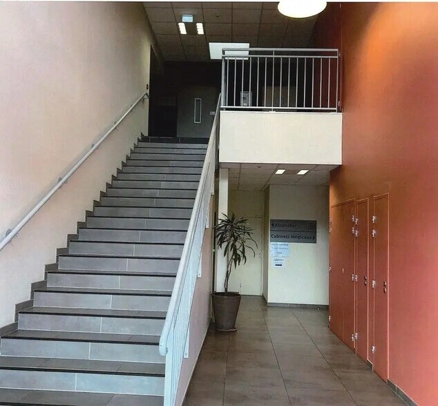 Local commercial dans Lescar à louer - Hall d’entrée – Image 1 sur 2