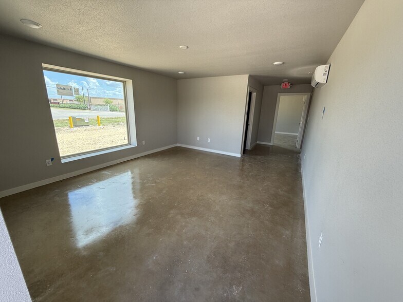 7990 Old Bastrop Rd, New Braunfels, TX à louer - Photo de l’immeuble – Image 2 sur 10