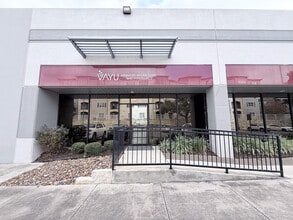 8666 Huebner Rd, San Antonio, TX à louer Photo de l’immeuble– Image 1 sur 2