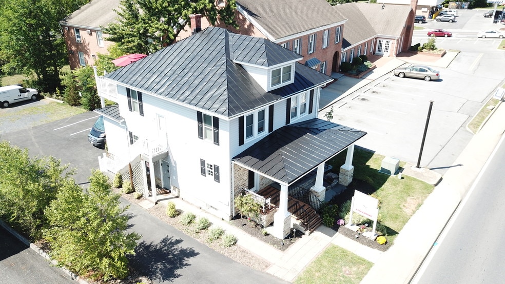 1019 Berryville Ave, Winchester, VA à vendre - Photo principale – Image 1 sur 57