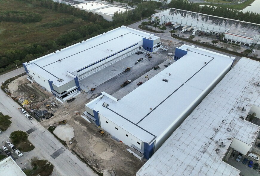 11550 NW 124th St, Medley, FL à louer - Photo de l’immeuble – Image 3 sur 5