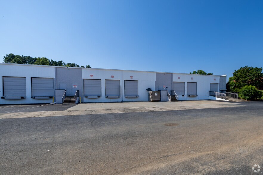 1809 Associates Ln, Charlotte, NC à louer - Photo de l’immeuble – Image 2 sur 16