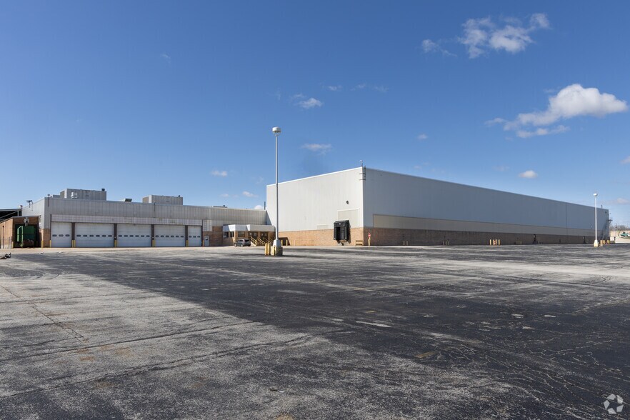 3300 N 124th St, Milwaukee, WI à vendre - Photo de l’immeuble – Image 1 sur 18