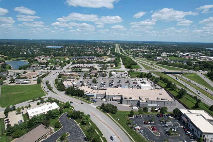 917-937 NE Woods Chapel Rd, Lees Summit, MO à louer - Photo de l’immeuble – Image 3 sur 6