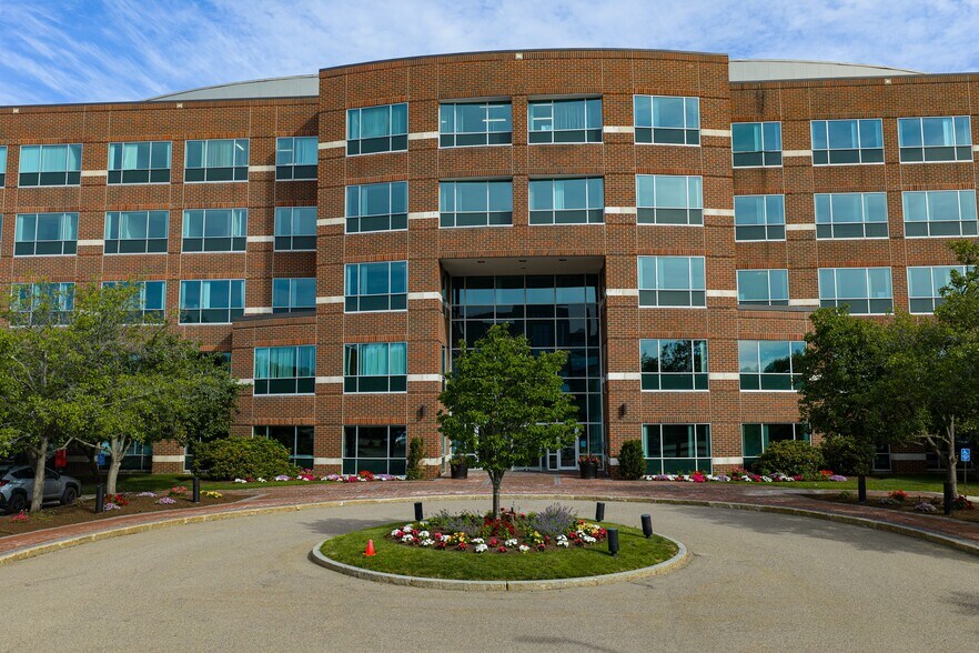 300 Crown Colony Dr, Quincy, MA à louer - Photo de l’immeuble – Image 3 sur 21