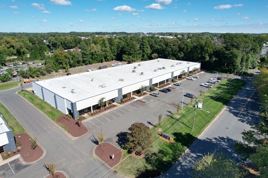1920 Starita Rd, Charlotte, NC à louer - Photo de l’immeuble – Image 2 sur 3