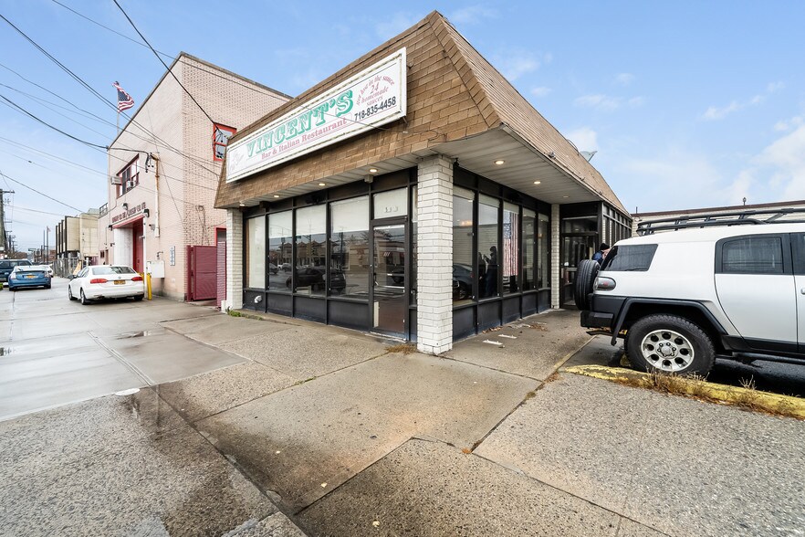 15913 Crossbay Blvd, Howard Beach, NY à vendre - Photo de l’immeuble – Image 2 sur 3